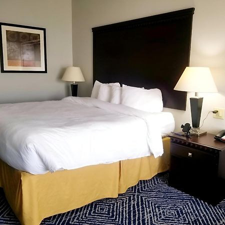 Comfort Inn & Suites Dallas Medical-Market Center Экстерьер фото