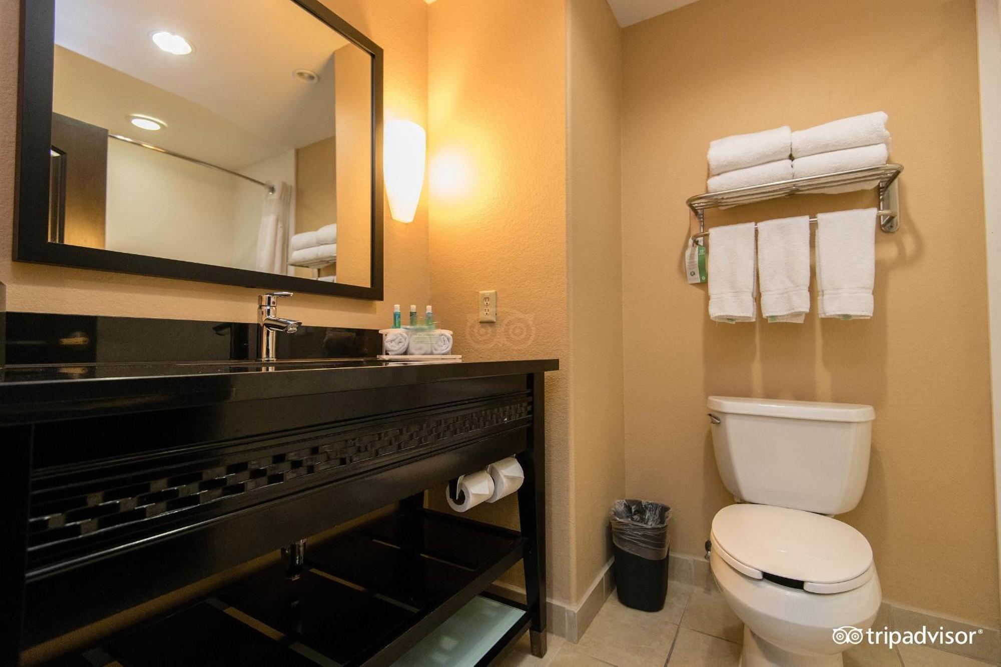 Comfort Inn & Suites Dallas Medical-Market Center Экстерьер фото
