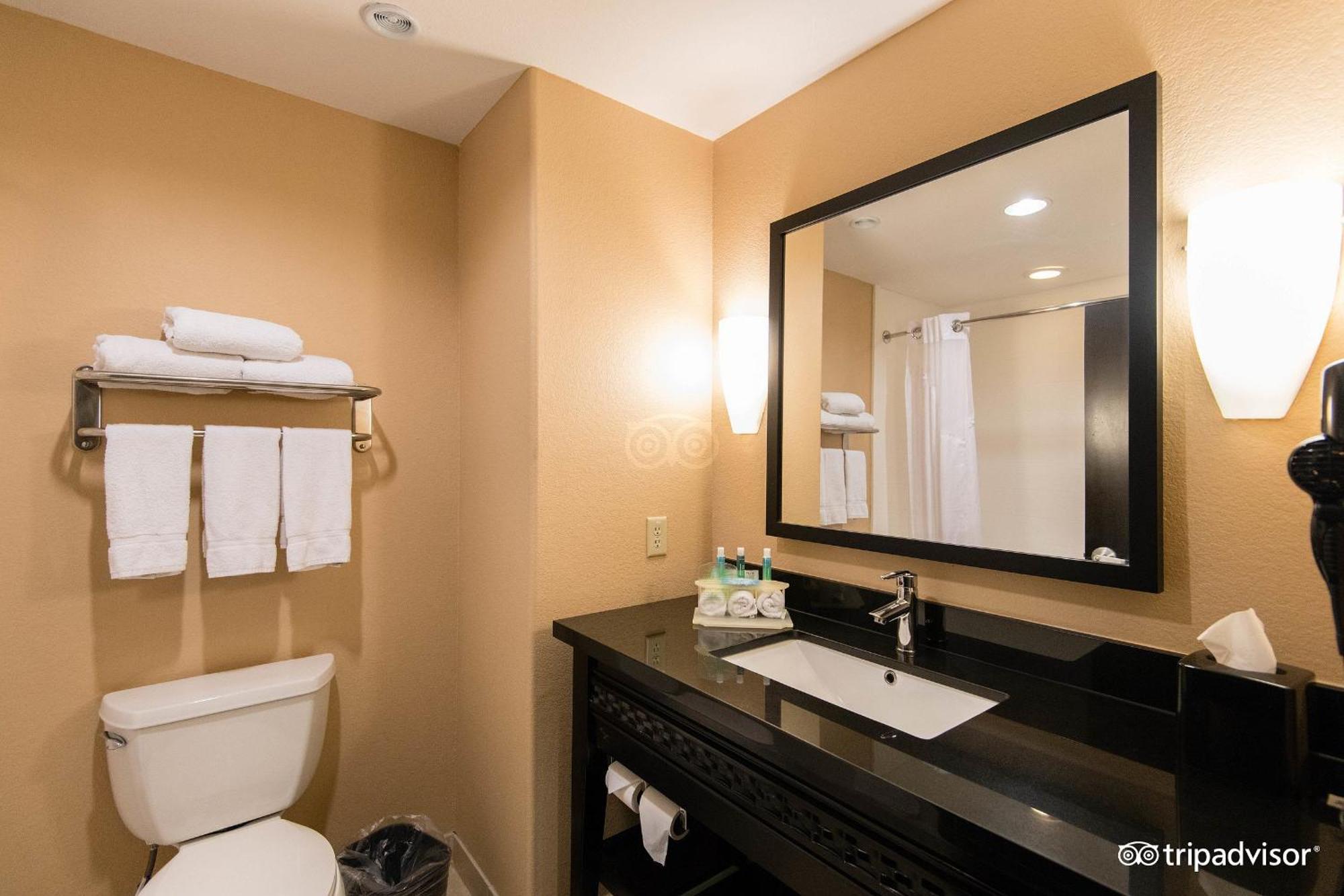 Comfort Inn & Suites Dallas Medical-Market Center Экстерьер фото
