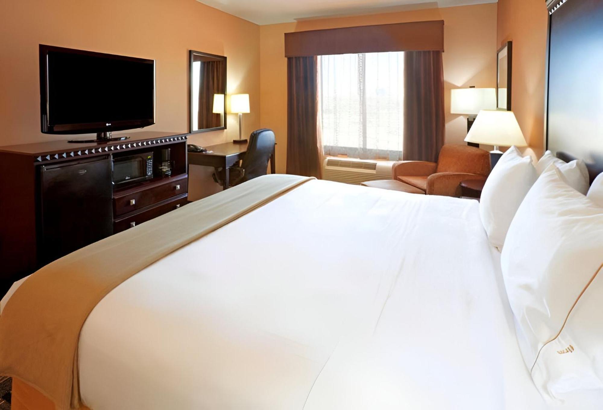 Comfort Inn & Suites Dallas Medical-Market Center Экстерьер фото