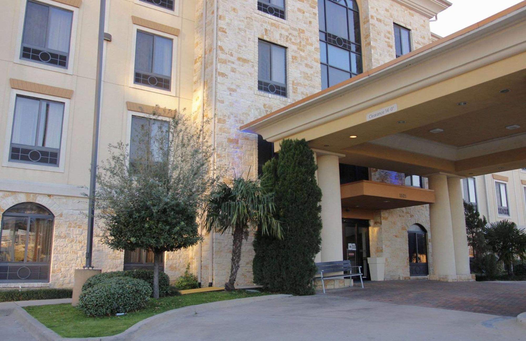 Comfort Inn & Suites Dallas Medical-Market Center Экстерьер фото